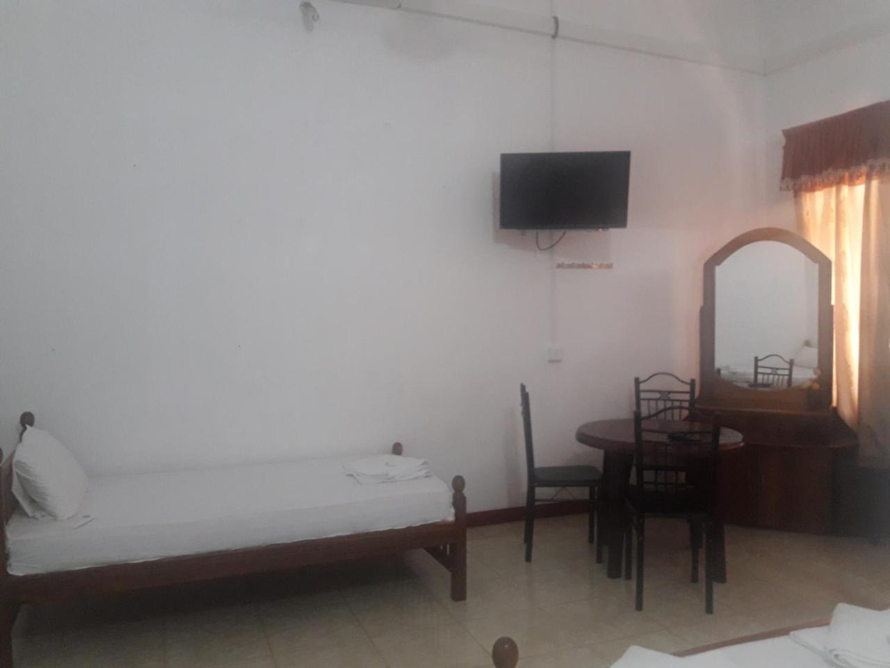 Hotel Blue Whale Jaffna Extérieur photo