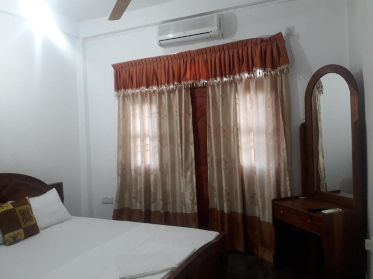 Hotel Blue Whale Jaffna Extérieur photo